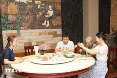 Un repas familial chaleureux selon la tradition vietnamienne dans la famille de Mme Nguyen Thi Nuong. Photo : VNA