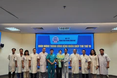 L’hôpital central de Huê a accueilli le patient et l’a félicité pour sa transplantation cardiaque réussie, le 4 août. Photo : VNA