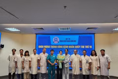 L’hôpital central de Huê a accueilli le patient et l’a félicité pour sa transplantation cardiaque réussie, le 4 août. Photo : VNA