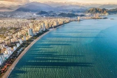 Une plage le long de la rue Trân Phu à Nha Trang vue d'en haut. Photo: VnExpress