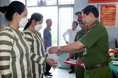 Remise de décisions d'amnistie aux prisonniers qui font acte de repentance et réunissent les conditions amnistiantes requises dans la province de Soc Trang. Photo d’archive : VNA