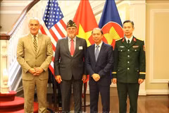 Kelly McKeague, directeur de la DPAA (à l’extrême gauche), pose pour une photo avec l’ambassadeur du Vietnam aux États-Unis, Nguyên Quôc Dung (2e à partir de la droite), lors d’une cérémonie de remise de commémorations de guerre à Washington, le 15 juillet 2025. Photo : VNA