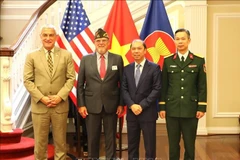 Kelly McKeague, directeur de la DPAA (à l’extrême gauche), pose pour une photo avec l’ambassadeur du Vietnam aux États-Unis, Nguyên Quôc Dung (2e à partir de la droite), lors d’une cérémonie de remise de commémorations de guerre à Washington, le 15 juillet 2025. Photo : VNA