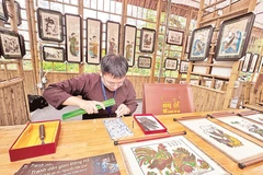 Le stand de présentation des estampes de Dông Hô à l'événement «Quintessence culturelle de Bac Ninh – couleurs de Dông Hô». Photo : NDEL