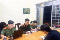 La police de Lam Dong interroge 1 des 6 personnes pour diffusion de fausses informations sur les réseaux sociaux. Photo : VNA