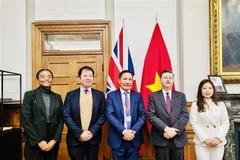 L’ambassadeur du Vietnam au Royaume-Uni Dô Minh Hung (centre) et le ministre d’État britannique à la Politique commerciale et à la Sécurité économique, Douglas Alexander (2e à partir de la droite), à Londres. Photo: VNA