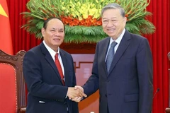 Le secrétaire général du Parti communiste du Vietnam, Tô Lâm serre la main du vice-Premier ministre lao et ministre de la Sécurité publique Vilay Lakhamphong, à Hanoi, le 12 janvier. Photo: VNA