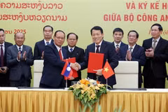 Le ministre vietnamien de la Sécurité publique, Luong Tam Quang (à droite, premier plan), et le vice-Premier ministre lao et ministre de la Sécurité publique, Vilay Lakhamphong se serrent la main, à Hanoi, le 12 janvier. Photo: VNA