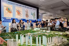 L'exposition sur le Plan directeur de la capitale à l’horizon de 100 ans attire les foules. Photo: VNA