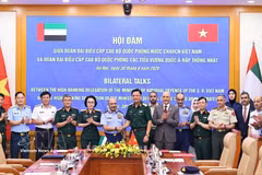 Le général de corps d’armée Nguyên Truong Thang, vice-ministre de la Défense du Vietnam, et le général de division Ibrahim Nasser Mohammed Al Alawi, sous-secrétaire du ministère de la Défense des Émirats arabes unis ; et les délégués lors de l’événement. Photo : VNA
