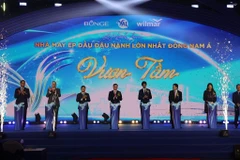 Des délégués inaugurent le plus grand complexe de trituration d'huile de soja d'Asie du Sud-Est, à Hô Chi Minh-Ville, le 10 décembre. Photo : VNA