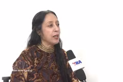 La professeure Reena Marwah, de l’Université de Delhi, secrétaire générale de l’Association des chercheurs asiatiques, au micro de la VNA. Photo : VNA