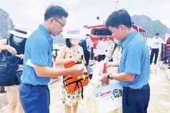 Les visiteurs se rendant sur l’île de Cô Tô sont encouragés à utiliser des sacs écologiques en remplacement des sacs en nylon et en plastique. Photo : NDEL