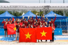 L'équipe féminine vietnamienne de beach handball pose avec ses médailles d'or des Jeux asiatiques de plage de 2026. Photo : Délégation sportive du Vietnam