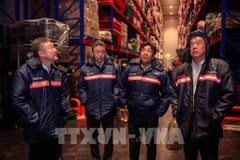 Des partenaires japonais visitent l’entrepôt frigorifique de Toàn Phat Logistics (TPL), basée dans la province de Tây Ninh (Sud). Photo : VNA