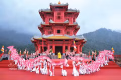 Quand le site devient spectacle : ouverture de la fête de Tây Yên Tu, dans la province de Bac Ninh (Nord). Photo : VNA