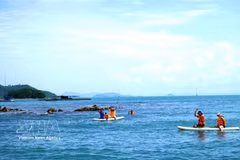 Des touristes pratiquent le stand-up paddle (Sup) et la plongée en apnée au large de l’archipel Hai Tac, aux larges de la province méridionale de An Giang. Photo : VNA 