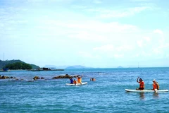 Des touristes pratiquent le stand-up paddle (Sup) et la plongée en apnée au large de l’archipel Hai Tac, dans la province de An Giang. Photo : VNA