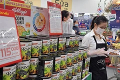 Raisins secs américains en conserve sur les rayons du MM Mega Market An Phu, Hô Chi Minh-Ville. Photo d'archive: nld.com.vn