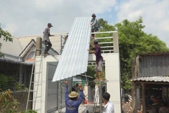 Le groupe de bénévoles du district de Lai Vung, dans la province de Dông Thap, construit des maisons gratuites pour les ménages dans le cadre du programme d’élimination des logements précaires et délabrés. Photo : VNA
