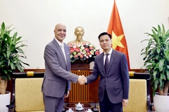 Le vice-ministre vietnamien des Affaires étrangères, Dang Hoàng Giang (à gauche) et l'ambassadeurs du Maroc au Vietnam, Jamale Chouaibi. Photo: VNA