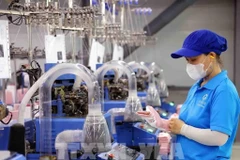 Ligne de production de chaussettes pour l’exportation chez la SARL SUNJIN AT&C VINA, dans la zone économique de Chân Mây - Lang Co, dans la ville de Huê. Photo : VNA