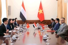 La vice-ministre des Affaires étrangères, Nguyên Minh Hang, s’est entretenu avec le Dr Mansour Ali Saeed Bajash, vice-ministre des Affaires étrangères et des Expatriés du Yémen, à Hanoi, le 17 juillet. Photo : VNA