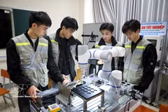 Étudiants effectuant un stage en programmation de microcontrôleurs au Collège de technologie Vietnam-République de Corée, à Bac Giang. Photo : VNA