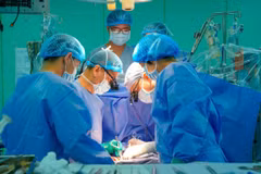 Le Pr. Nguyên Hoàng Dinh, vice-directeur de l'Hôpital universitaire de médecine et de pharmacie de Hô Chi Minh-Ville, chef de l'équipe de transplantation cardiaque et chirurgien principal, ainsi que les membres de l'équipe, surveillent les paramètres cardiaques et évaluent le fonctionnement du cœur. Photo diffusée par la VNA