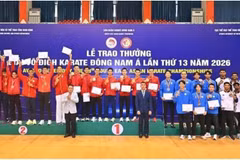 L'équipe masculine vietnamienne de kumite rafle la médaille d'or aux 13èmes Championnats de karaté d'Asie du Sud-Est. Photo : AKF
