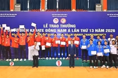 L'équipe masculine vietnamienne de kumite rafle la médaille d'or aux 13èmes Championnats de karaté d'Asie du Sud-Est. Photo : AKF