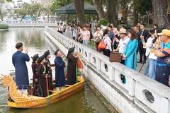 Les produits touristiques de Bac Ninh attirent un grand nombre de visiteurs depuis la sortie du clip musical « Bac Bling ». Photo : VNA.