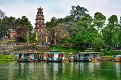 Située sur la colline Hà Khê, la pagode Thien Mu domine la romantique rivière des Parfums. Photo: asiaherotravel