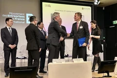 Signature de l’accord-cadre de services (MAS) entre FPT et Airbus, dans le cadre du Forum des affaires Vietnam-France, à Paris, le 11 juin. Photo : VNA