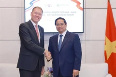Le Premier ministre Pham Minh Chinh (à droite) travaille avec Airbus, à Paris, le 11 juin. Photo : VNA