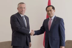 Le vice-Premier ministre et ministre des Affaires étrangères, Bui Thanh Son (à droite) et l’envoyé spécial du président chilien pour les affaires maritimes, Heraldo Munoz, à Nice, en France, le 11 juin. Photo : VNA