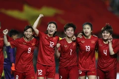 L'équipe de football féminin du Vietnam célèbre sa victoire aux SEA Games 32. Photo : Laodong