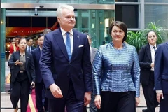 Le président lituanien Gitanas Nausėda et son épouse Diana Nausėdienė, à leur arrivée à l’aéroport international de Nôi Bài, à Hanoi, le 11 juin. Photo : VNA