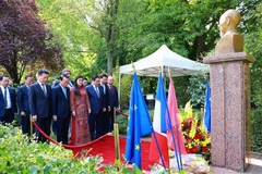 Le Premier ministre Pham Minh Chinh et la délégation vietnamienne ont déposé des fleurs en hommage au président Hô Chi Minh devant sa statue, située dans l’Espace Hô Chi Minh, au parc de Montreau, à Montreuil, en France, le 11 juin au matin. Photo : VNA