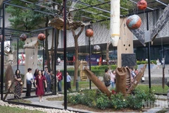 Des débris d’avion et des carcasses de bombes sont mis en scène dans un espace artistique. Photo: NDEL