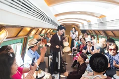 Les visiteurs à bord du Train des cinq portes de Hanoi. Photo : VNA