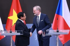 Le Premier ministre vietnamien Pham Minh Chinh et son homologue tchèque Petr Fiala se serrent la main avant leur rencontre avec la presse, à Prague, le 20 janvier. Photo: VNA