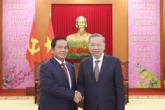 Le secrétaire général du Parti communiste du Vietnam (PCV), Tô Lâm (à droite) serre la main du membre du Comité permanent du Comité central du PPC et premier vice-président du Sénat du Cambodge, Ouch Borith, à Hanoi, le 20 janvier. Photo: VNA