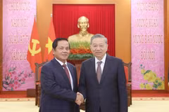 Le secrétaire général du Parti communiste du Vietnam (PCV), Tô Lâm (à droite) serre la main du membre du Comité permanent du Comité central du PPC et premier vice-président du Sénat du Cambodge, Ouch Borith, à Hanoi, le 20 janvier. Photo: VNA