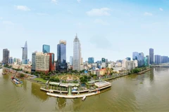 Le centre-ville de Hô Chi Minh-Ville vu depuis la rivière Saigon, où se concentrent les activités financières, commerciales et de services qui stimulent la croissance de la ville. Photos : www.sggp.org.vn
