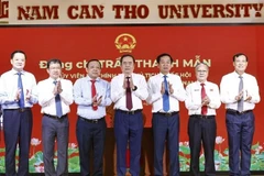 Le président de l’Assemblée nationale Tran Thanh Man (centre) lors de sa séance de travail avec l’Université Nam Can Tho, le 22 janvier. Photo: VNA