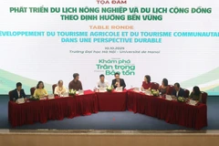 Les intervenants de la table-ronde sur le développement du tourisme agricole et le tourisme communautaire dans une perspective durable. Photo: Département de français - Université de Hanoi
