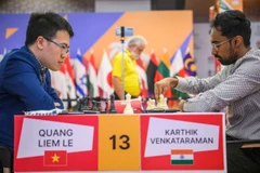 Le grand maître vietnamien Lê Quang Liêm vient à bout du champion national indien en titre, Karthik Venkataraman, en Inde le 12 novembre. Photo : FIDE 