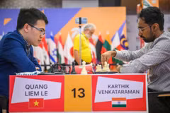 Le grand maître vietnamien Lê Quang Liêm vient à bout du champion national indien en titre, Karthik Venkataraman, en Inde le 12 novembre. Photo : FIDE 