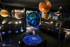 Reliant le premier et le deuxième étage du musée; des maquettes du Soleil et des planètes sont conçues avec des effets de lumière qui donnent aux spectateurs l'impression d'être dans l'espace. Photo: VnExpress